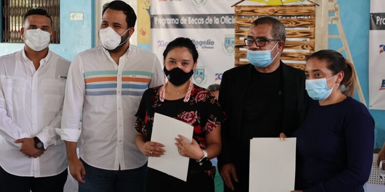Congresistas entregan 100 becas para jóvenes de Jarabacoa y Constanza