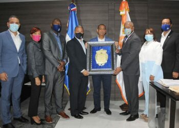 Codia reconoce a Deligne Ascención por sus aportes al sector de la construcción