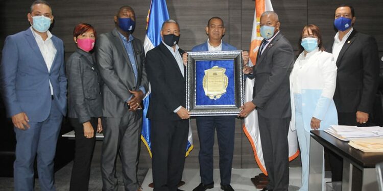 Codia reconoce a Deligne Ascención por sus aportes al sector de la construcción