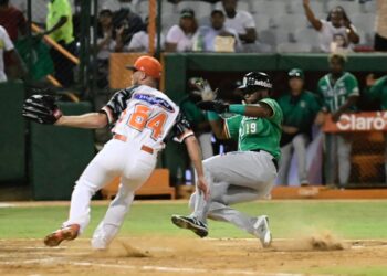 Estrellas Orientales blanquean a los Toros del Este