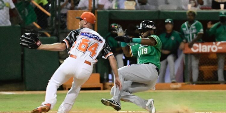 Estrellas Orientales blanquean a los Toros del Este