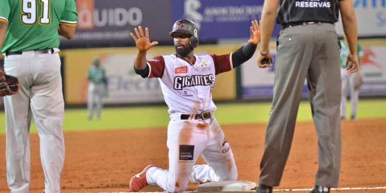 Gigantes caen  frente a Estrellas en el Julián Javier