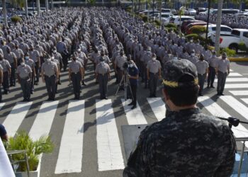 Director de la Policía Nacional traza línea a cientos agentes reunidos en plaza