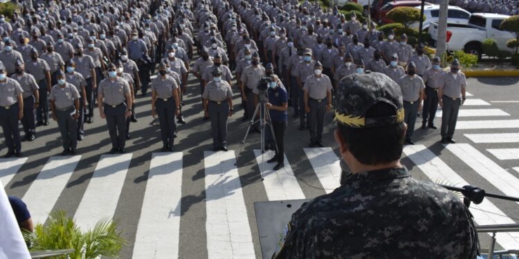 Director de la Policía Nacional traza línea a cientos agentes reunidos en plaza