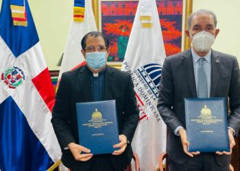 MESCYT dotará de 1000 becas a estudiantes meritorios de la universidad de UCATEBA en Barahona