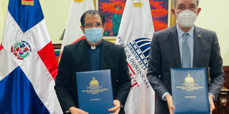 MESCYT dotará de 1000 becas a estudiantes meritorios de la universidad de UCATEBA en Barahona