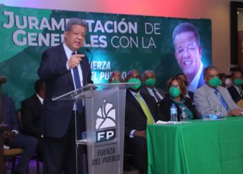 Leonel juramenta a 118  generales (r) en la Fuerza del Pueblo