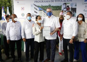 Abinader entrega en Nagua 600 títulos de propiedad a más de 2,400 personas