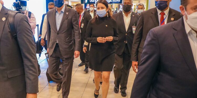 Abinader llegó a Panamá y detalla su agenda de trabajo