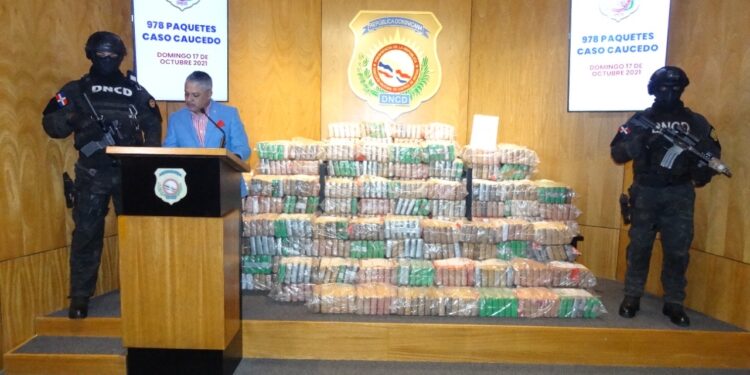 Autoridades ocupan 978 paquetes presumiblemente cocaína