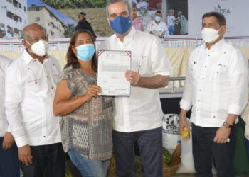 Abinader entrega 600 títulos definitivos en María Trinidad Sánchez