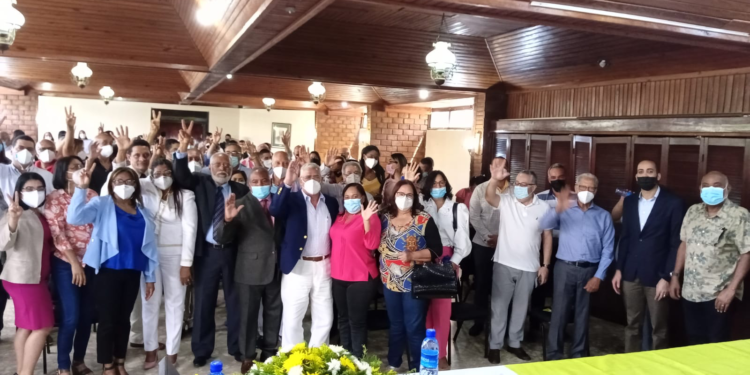 Roa Familia aspira de nuevo a dirigir el Colegio Médico