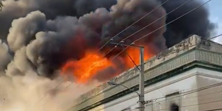 Tres bomberos mueren cuando combatían incendio en La Vega