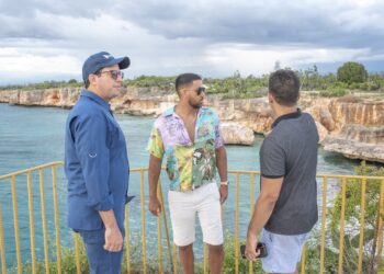 Romeo Santos visita Pedernales y muestra interés por   proyectos turísticos ﻿