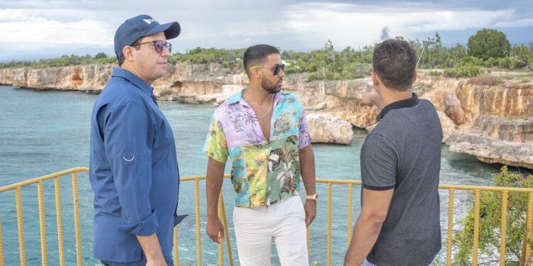Romeo Santos visita Pedernales y muestra interés por   proyectos turísticos ﻿