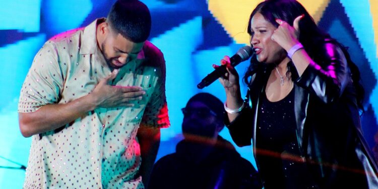 Judy Santos es destacada por Romeo en presentación de Aventura en el MetLife