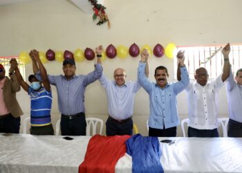 Domínguez Brito recibe apoyo del Senador Adriano Sánchez Roa