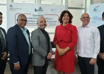 Capacitan a docentes de arte y música en Innovación educativa