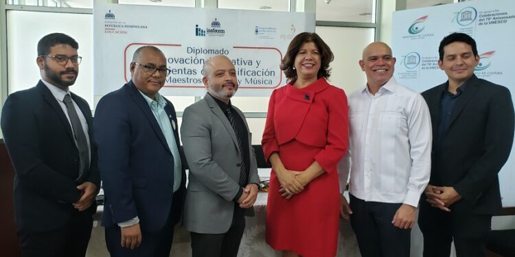 Capacitan a docentes de arte y música en Innovación educativa