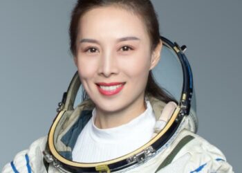China envía dos hombres y una mujer a su estación espacial por seis meses