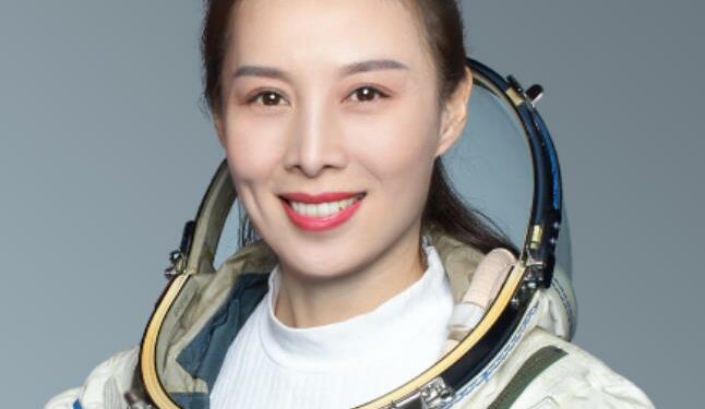 China envía dos hombres y una mujer a su estación espacial por seis meses