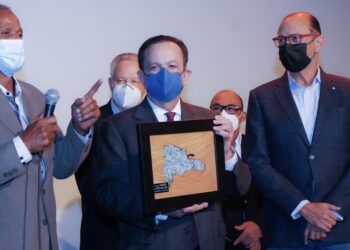 Gobernador Valdez Albizu recibe reconocimiento de artesanos
