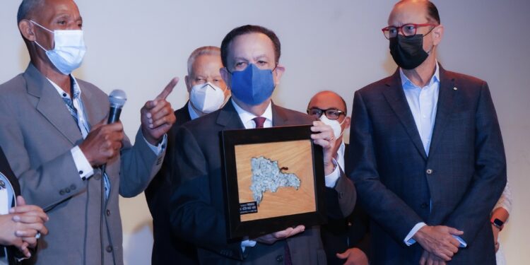 Gobernador Valdez Albizu recibe reconocimiento de artesanos