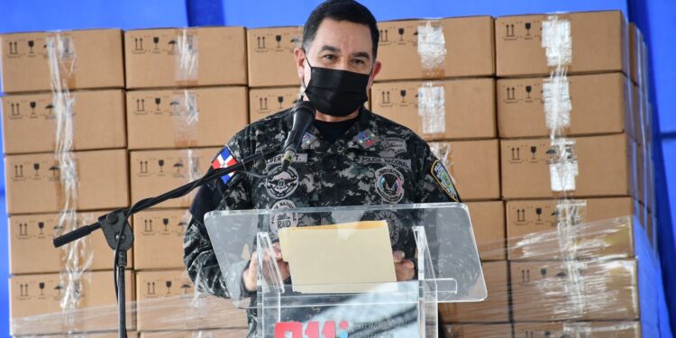 Policía recibe 500 kits del sistema 9-1-1 supervisar desempeño al trabajo policial