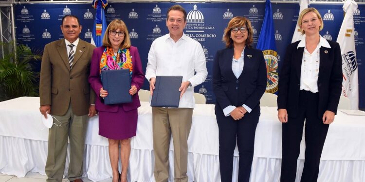 Acuerdan iniciar en RD cuatro centros de prototipado y transferencias tecnológicas