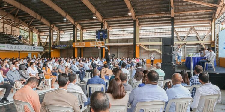 El Partido País Posible juramenta a cientos en Santo Domingo Este