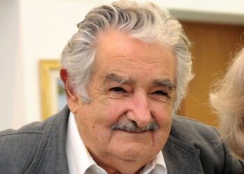 Condecoran en Argentina al expresidente uruguayo José Mujica