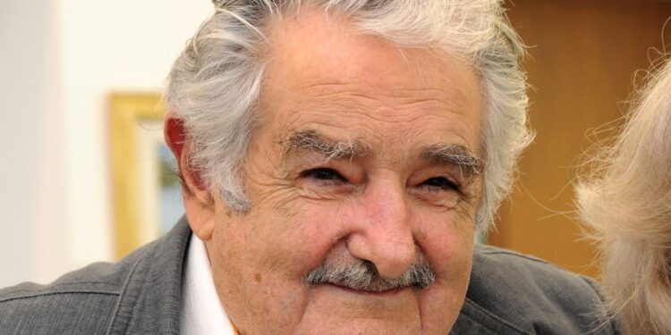 Condecoran en Argentina al expresidente uruguayo José Mujica