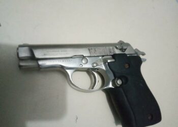 Policía usa truco para apresar dos individuos a quienes ocupan una pistola ilegal