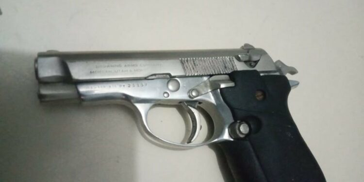 Policía usa truco para apresar dos individuos a quienes ocupan una pistola ilegal