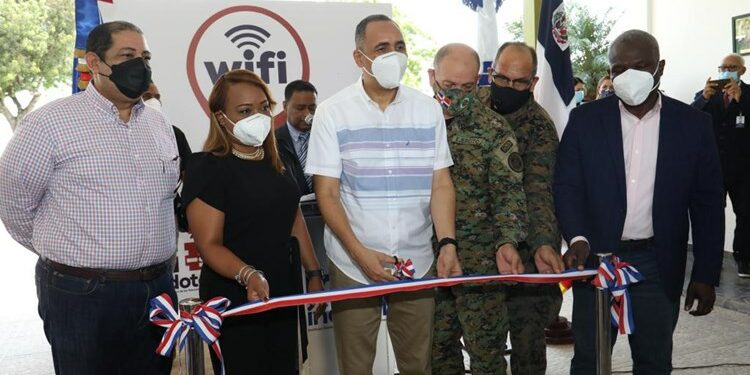 Abren licitación para proveer de servicio de Internet y teléfono inteligente a más de 2 millones de hogares