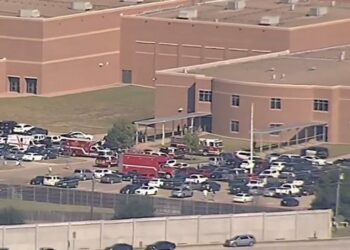 Cuatro heridos en un tiroteo en una escuela de Texas