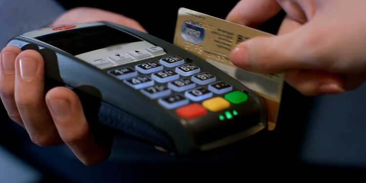 Tarjetas bancarias: Gastos para el 2021 y porcentaje en manos de los consumidores