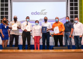 Edesur firma pacto  de corresponsabilidad social con más de 20 comunidades de Baní