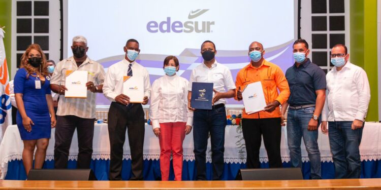 Edesur firma pacto  de corresponsabilidad social con más de 20 comunidades de Baní