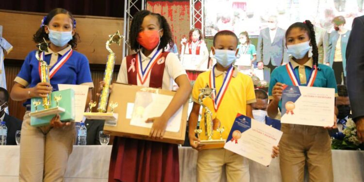 Minerd premia a ganadores de las Olimpíadas Nacionales