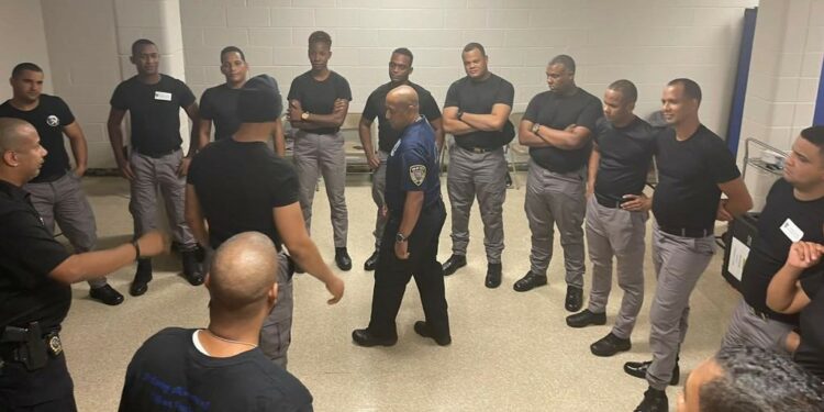 Policías dominicanos reciben entrenamiento en intervención verbal y cortesía en Nueva York
