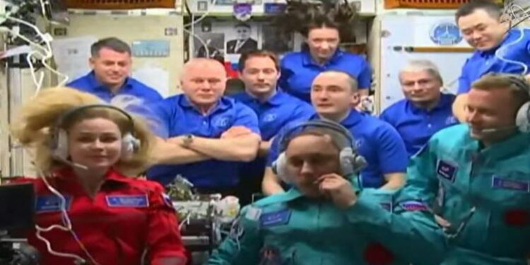 Actriz y productores de cine rusos llegan a la Estación Espacial