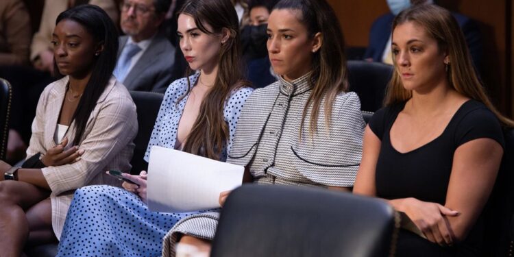 Justicia EEUU investiga agentes del FBI obviaron abusos en el equipo olímpico de gimnasia