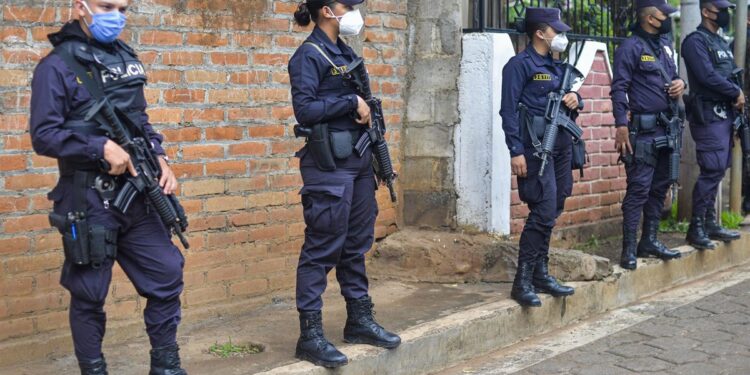 Encuentran 30 cadáveres en vivienda de expolicía en El Salvador; él dice que son 47 victimas