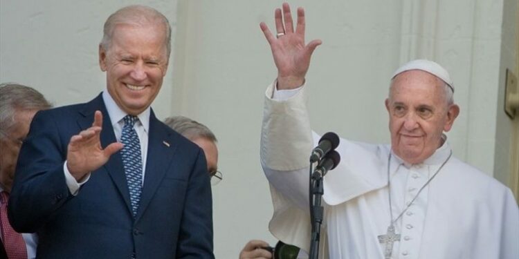 ¿Cómo fue el encuentro del Papa y Biden previo a la reunión del G-20?