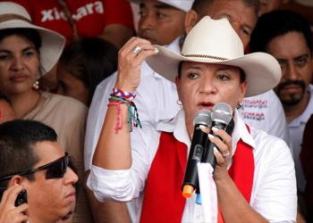 Xiomara Castro vota en las elecciones para "sacar a Honduras de la dictadura"