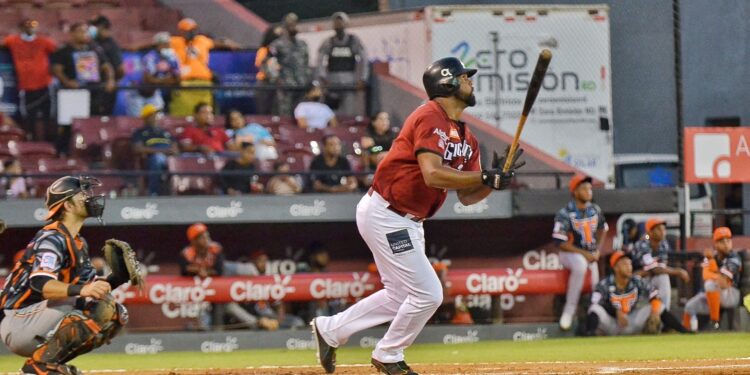 Los Gigantes 8-3 caen frente a Los Toros