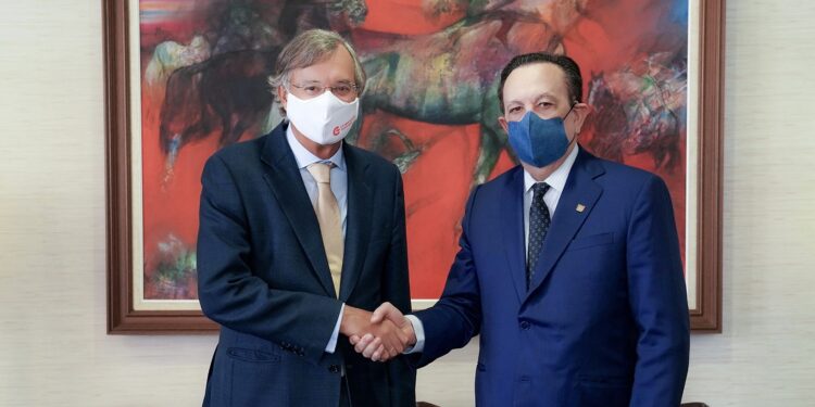 Gobernador del BCRD y nuevo embajador de España sostienen reunión