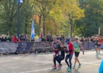 Ayudan a un corredor lesionado a cruzar la meta en el maratón de Nueva York