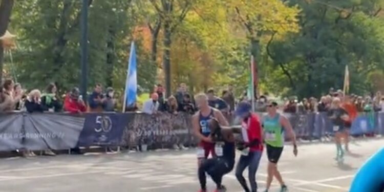 Ayudan a un corredor lesionado a cruzar la meta en el maratón de Nueva York